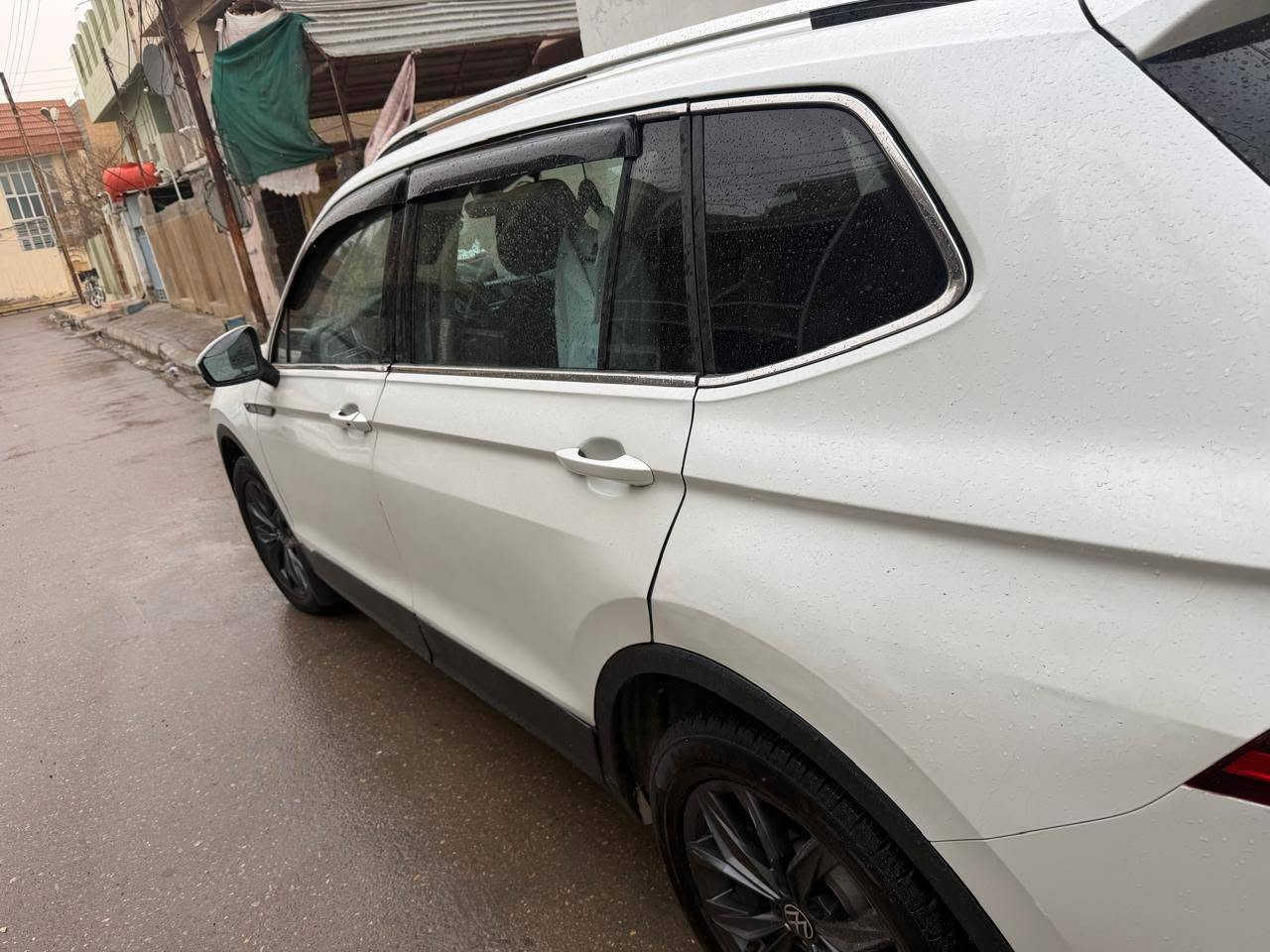 للبيع فولكس فاغن تيكوان 2023 (Volkswagen Tiguan) SE
✅ موديل: 2023

✅ اللون: أبيض لؤلؤي

✅ محرك اقتصادي وقوي ومزود

✅ جير أوتوماتيك +تشغيل عن بعد +ابواب كله بصمه

✅ شاشة + Apple CarPlay

✅ كاميرا خلفية وحساسات ورادر كل الجوانب ومنع تصادم امامي وخلفي وجانبي + تحديد مسار +تحديد سرعه

✅ السيارة نظيفة جداً واستعمال شخصي.

 السياره 7 راكب

السياره فول مواصفات عدا الفتحه 👍 

الملاحظات:

باب خلفي صبغ.

باب السائق نصف صبغ.

أيرباك باب ايسر خلفي فقط

السيارة حالتها ممتازة ميكانيكياً مال شركه وكله جديد ومضمون +السياره دهن كله شركه + وكله سوبر ومحسن ابد ممخلي اله عادي معتني بيه كلش 

السعر.190 وبيه مجال
***********
