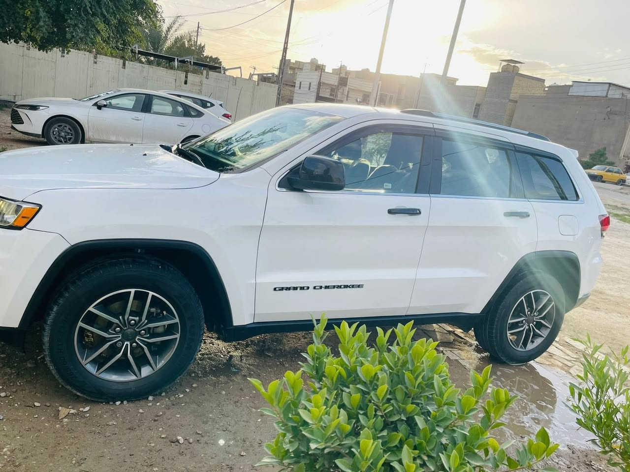 السلام عليكم جيب لاريدو للبيع لون ابيض  موديل ٢٠٢٠ رقم بغداد بإسمي ماشية ٨٢ الف مايل  مواصفات 
حساس خلفي 
توقف ذاتي عند الرجوع للخلف
مقعد السائق كهرباء
رادار جانبي (نقطة عمياء)
وباقي مواصفات الجيب معروفة 
الحادث تبديل بنيد وصبغ ربع الجاملغ امامي ايمن السيارة جاهزة لا شخط ولا بارد ولا تكحيل جديدة بمعنى الكلمة كلهه على الشركة من ناحية الكهربائيات والميكانيك والكشر شرط ترايها زيرو ولا يوجد اي نقص السعر ٢٣ الف دولار يعني٢٣٠ ورقة للاستفسار الاتصال على الرقم ***********
