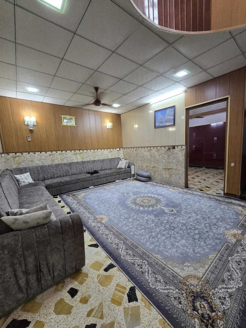 اعلان رقم (1706)📢📢📢
———————-
دار للبیع مساحة 220 متر 
فول سيراميك بناء حدیث 
غرفتین نوم، هول، استقبال ، مطبغ ، صحيات
مع بیتونه جبیر
الموقع الحرية 
قرب جامع ئاشتي 
الموقع مميز جدآ جدآ
فول خدمات 
قریب سوك قریب مدارس قریب شارع العام
استفسار
***********
***********
