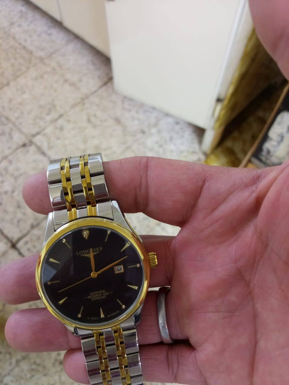 السلام عليكم من رخصه الادمن ساعه لونجين اوتوماتيك للبيع السعر 75 وبيها مجال بسيط للاستفسار الاتصال على الرقم ***********
