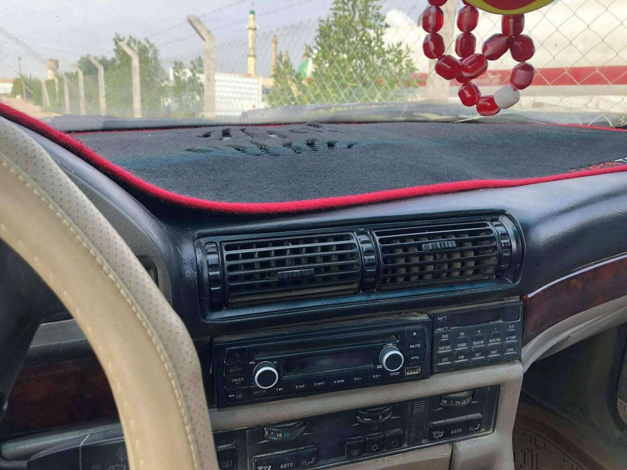 السلام عليكم بي ام موديل ٩٢ محرك كير مكفولة سيارة جاهزة رقم انبار دولي تحويل ثاني يوم السعر ٤٢ وبيه مجال  للإستفسار عل رقم *********** المكان هيت
