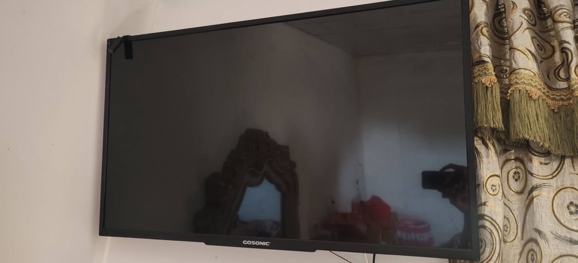 شاشه للبيع حجم 42 بيها خلل تشتغل وتطفي مثل ما موضح بل فيديو قيم بما يرضى الله مكاني بنجه علي 
***********
