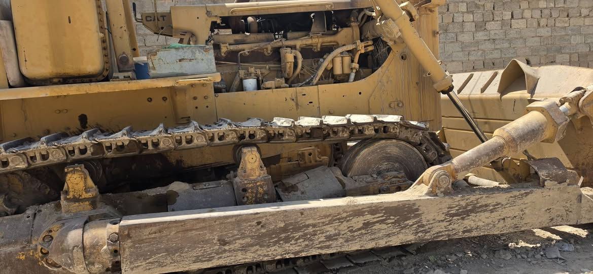 السلام عليكم بلدوزر D8K حجم 85 موديل82 للبيع للتواصل ***********

