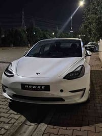 اخوان  اني عندي تيسلا ابيض حادثها فقط بنيد بها صبغ ، باب سكن بها شوية ...