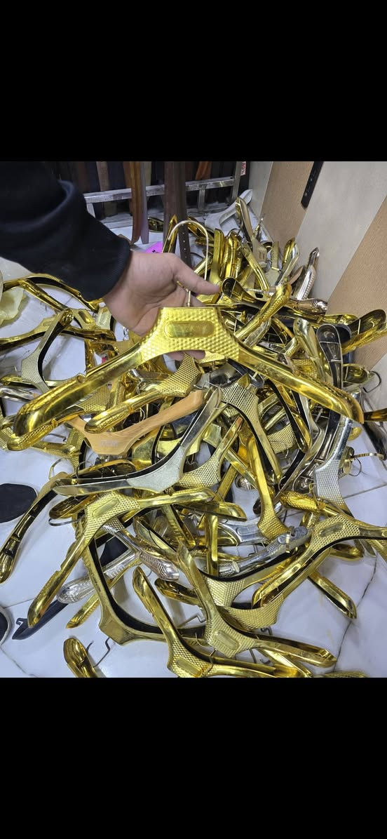 السلام عليكم تعاليك للبيع السعرررررر 250 دينار القطعه كميه موجوده عنوان المسيب السوق الكبير رقم الهاتف ***********
