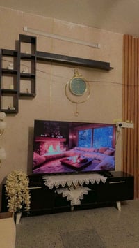 ميز تلفزيون • للبيع