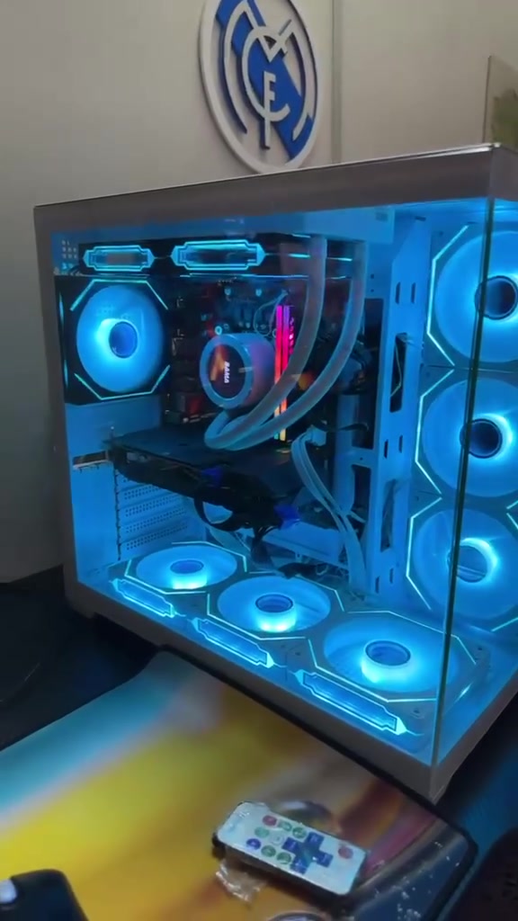 ​🖥️ للبيع: بكج قيمنق كامل (حاسبة + شاشة 144Hz) بنظافة تامة
السلام عليكم، حاسبة قيمنق متكاملة للبيع (كيس + شاشة) بأداء ممتاز جداً وتشغل أقوى الألعاب (PUBG, CS2, GTA V, Ghost of Tsushima, Hitman) بفريمات عالية وسلاسة تامة. الحاسبة كاملة مكملة ومابيها أي نقص وجاهزة للفحص والمعاينة.

​⚙️ المواصفات بالتفصيل:

​المعالج: Intel i5-11400F (الجيل الحادي عشر - أداء قوي ومستقر).

​كرت الشاشة: NVIDIA RTX 2060 (بمساحة 6GB يدعم تقنيات الـ DLSS والـ Ray Tracing).

​المذربورد: Gigabyte H510M S2H.

​الرام: 16GB DDR4 بسرعة 2666MHz مع إضاءة RGB.

​التبريد: مبرد مائي RGB احترافي (شكل مميز ودرجات حرارة منخفضة جداً تحت الضغط).

​التخزين: 

​SSD WD 500GB (لإقلاع سريع للنظام والألعاب).

​HDD Seagate 2TB (مساحة ضخمة جداً تتسع لكل ألعابك وملفاتك).

​الشاشة: ASUS قيمنق احترافية / حجم 24 بوصة / بتردد 144Hz (سلاسة فائقة للألعاب التنافسية).

​💰 السعر المطلوب (للبكج كامل): 1,050,000 دينار عراقي (مليون وخمسين ألف).

​📍 مكان التواجد: بغداد.

🚗 التوصيل: لا يوجد توصيل، البيع مباشر بعد الفحص والمعاينة في البيت
رقم ***********
