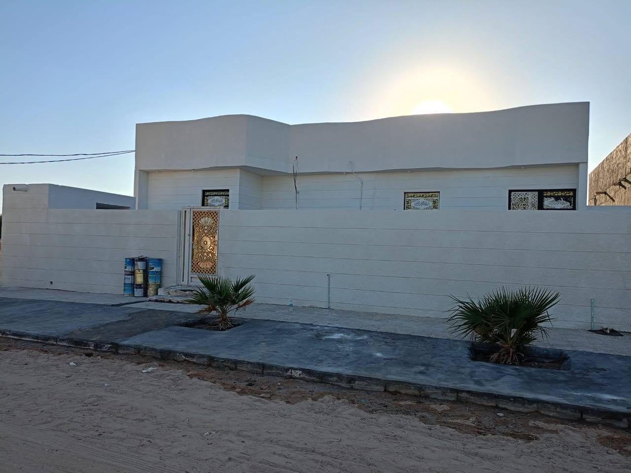 اللهم صلِّ على محمد وآل محمد
#مزرعه_مع_ثلاث_بيوت_للبيع

(المساحه.. 6 دوانم على التبليط)

واتساب فقط ***********

السعر//155 وقابل للتفاوض 

(العنوان.. الخور بعد سيطرة الخويسات بمسافه جاهزه للسكن) 

* المزرعه سته دوانم محكمه ببوابه وسياجات واشجار

تحتوي على نخل بنوعيات مختلفه وتحتوي على اشجار

1//البيت الاول..

اربع غرف نوم وصاله وموزع

وديوان كبير 10متر ومطبخ

صحيات داخليه وخارجيه 

وطارمه معزوله

2//البيت الثاني.. 

غرفتين نوم وصاله ومطبخ

وصحيات داخليه وخارجيه

وطارمه معزوله

3//البيت الثالث نفس التصميم كامل وجاهز

للاستفسار 0788221313
