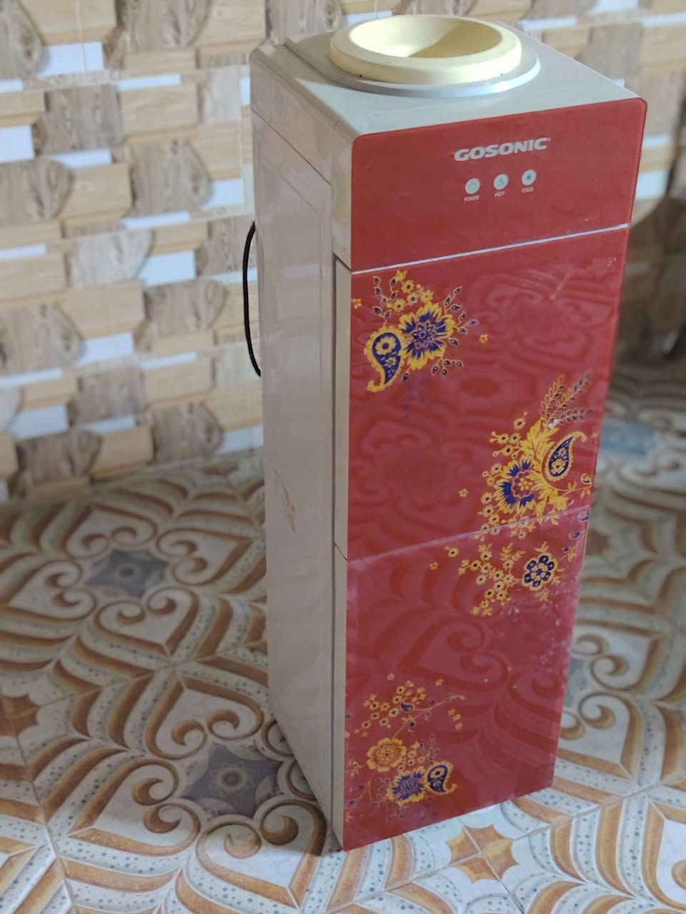 سلام عليكم يوجد براد ما للبيع جديد ما مصلح غاز بلاد ماطور بلاد اصلي العنوان القرنه الشرش الجلعه السعر (75) قفل ***********
