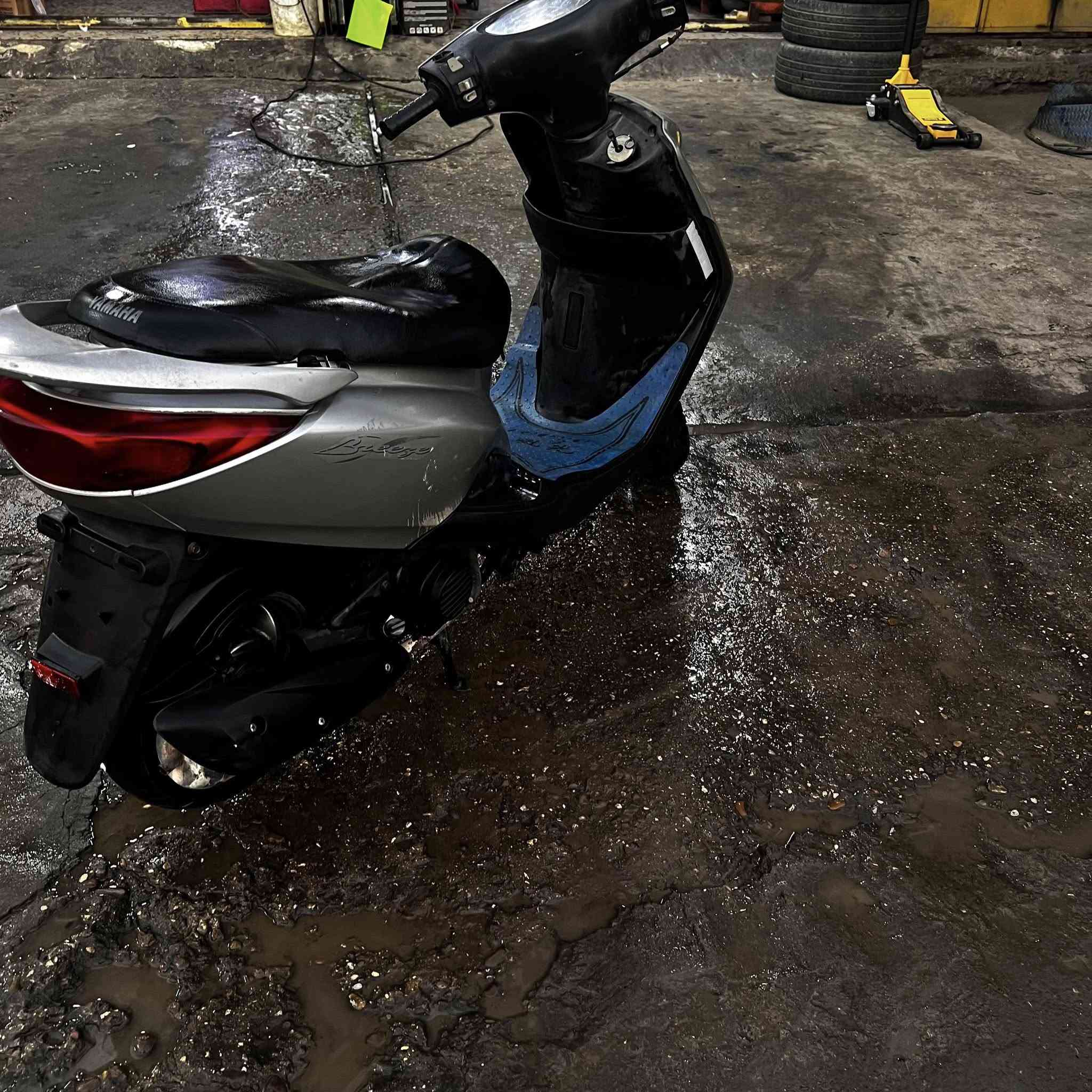 السلام عليكم دراجه بريز كابريتر للبيع دراجه لا مفتوحه ولا مجفته دراجه كامله سلف هندر محرك نضوج تبخير كلها كامله كيج سرعه كيج بانزين قفل جنطه كلها كامله  ما ناقصها اي شي المكان بغداد الدوره الميكانيك السعر 750 وبيها مجال ***********
