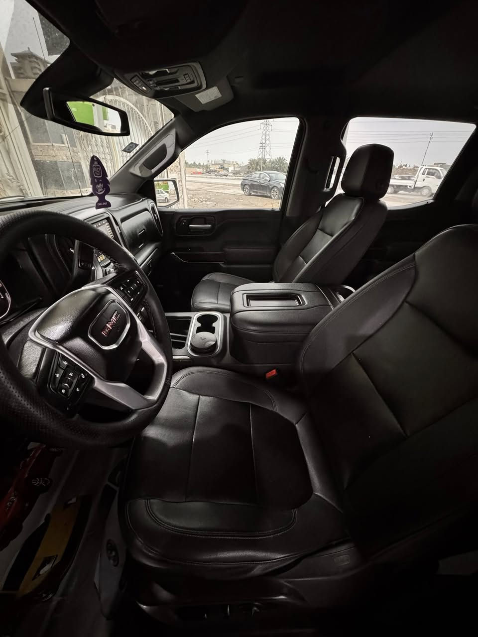 جي ام سي سيرا
مديل21
فئة slt
مكينة v8 5300
فول عدا الفتحة
فور ويل 
كشن تدفئة تبريد +خزن
ما اطول عليك المنشور كل المواصفات بيه عدا الفتحه
باب طويل بدي قصير المرغوب 
رقم بغداد بأسمي تحويل 
سياره حادثه جاملغ ايمن وباب صدر ايمن
سيارة جاهزة صدر جديد منظومة تبريد جديدة بعهدي بل ضمان
مكان السيارة الناصرية و بغداد 
***********
