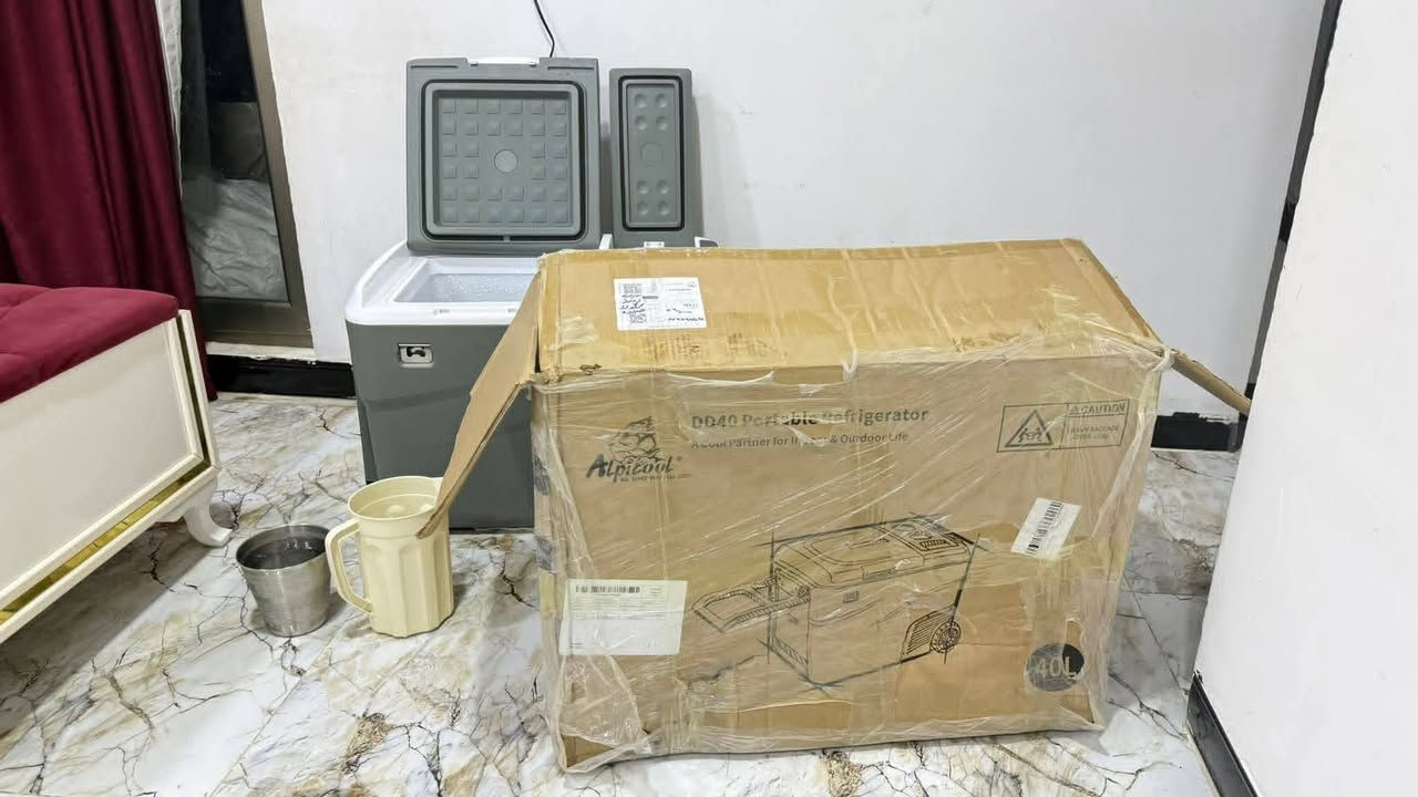 ثلاجه ومجمده بنفس الوقت شركة البيكول اصليه تشتغل عل جداحة سياره 12 v وعل كهرباء حجم 40 لتر تحتوي على صندوقين تجميد او تبريد واحد منهم تريد تخليه مال مشروبات وتحتوي على تايرات وسلايت عصا تصل درجة تجميد سالب -20  كومبريسر غاز شرط تجميد يوجد توصيل بي واتساب ***********
