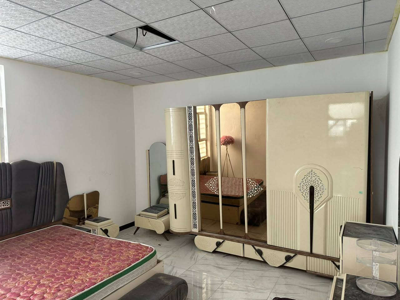 السلام عليكم بيت ١٠٠ متر للبيع مع الأثاث بمزارع ميسان قرب جسر الشهداء مزرعة مصعب البلوك الثالث ب٣٥ وبي مجال إني مكلف بالنشر ***********
