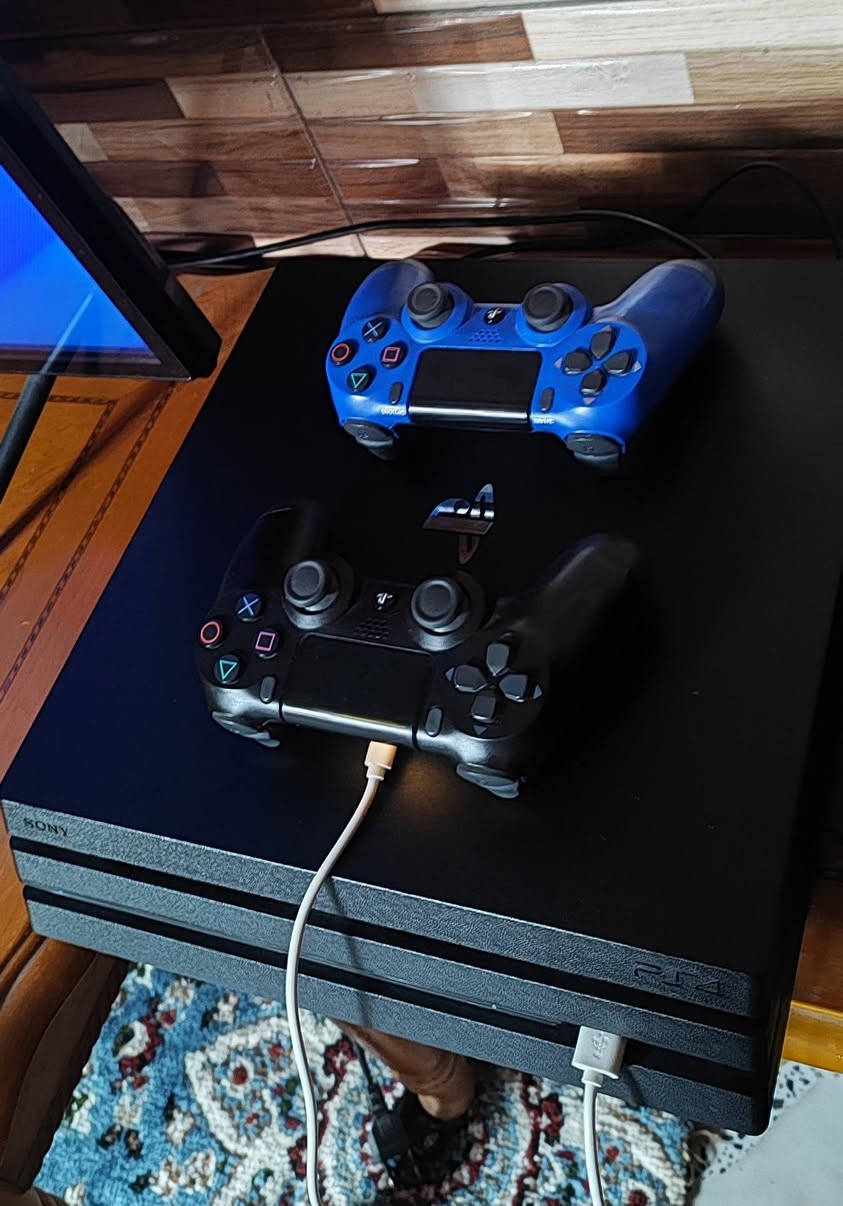 بلي 4 برو 1T تيرا اونلاين 
نضافه فوول مامفتوح شرط 
ويا قرص gta ويدات 2 نضيفات شحنهن يخبل 
السعر 270 وبي مجال قليل بيع مستعجل 👋
توصيل عندي محافضات 🚕


**إذا كنت صاحب هذا الإعلان وتريد حذفه لأي سبب، رجاءا أرسل رسالة إلى الدعم الفني**