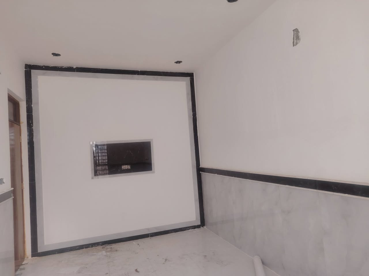 بيت للبيع مساحه 100م. 
ميسان حي الثوره. قرب. شارع زوراء. شارع مدارس 
بيت طابقين 
للاستفسار اتصال ***********
