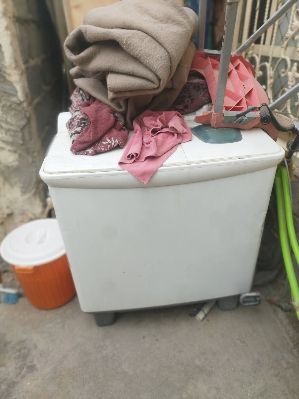 للبيع ثلاجه نوعيته رباب الايراني والغساله نوعيته هيتاشي يشتغل بيه فقط المجفف عنواني الحر .***********.
