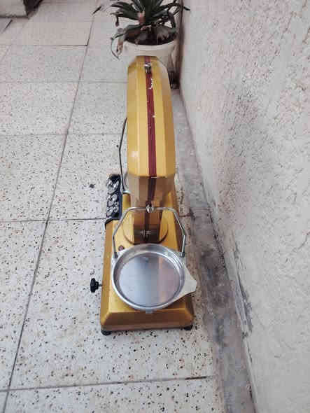 السلام عليكم
ميزان ايطالي مؤرخ ١٩٥٥ مصنوع من الالمنيوم والأوزان نحاس يعمل بالوزن فقط
اما الساعة ينرادلها تصليح
بي٢ فطور زغار من القاعدة مامبينات 
ابيع فقط ديكور السعر٦٥ الف
للحجز والاستفسار واتس اب ***********
