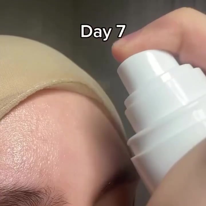 Dr. Althea 345 Relief Cream  الكوري 🇰🇷🇰🇷Mist،  بخاخ كريم
 
يستخدم لترطيب البشرة وتهدئتها. إليك شرح عن مكوناته
 وفوائده:😍
1. مكوناته الرئيسية:🤩
حمض الهيالورونيك: يساعد في جذب الرطوبة إلى البشرة والحفاظ عليها. يعمل على ترطيب عميق ويجعل البشرة أكثر مرونة ونعومة.
ماء البحر الجليدي: يساعد في تجديد البشرة وترطيبها.
مستخلصات نباتية: مثل Centella Asiatica (التي تهدئ البشرة) و Aloe Vera (التي ترطب وتحسن البشرة).
بروتينات الريتينول (Retinol Proteins): تعمل على تعزيز تجديد الخلايا وتحسين مرونة البشرة.

✅الفوائد:
ترطيب عميق: يعمل على حماية البشرة من الجفاف وتحقيق ترطيب طويل الأمد.
تهدئة البشرة: يساعد في تقليل التهيجات الناتجة عن العوامل البيئية أو التلوث.
✅مناسب للبشرة الجافة والمختلطة: لأنه يمنح البشرة التوازن بين الترطيب والراحة.👍
يخفي أثار حب شباب😍ز الراحة والسهولة عند الاستخدام، حيث يمكنك رشّه بسهولة على البشرة.
المنشأ كوريا الأصلي 🇰🇷🇰🇷

السعر)) للحجز والاستفسار تواصل معنا ✅

#فولو #فولومي #فولورز #اكسبلور_فولو #ضيفوني


**إذا كنت صاحب هذا الإعلان وتريد حذفه لأي سبب، رجاءا أرسل رسالة إلى الدعم الفني**