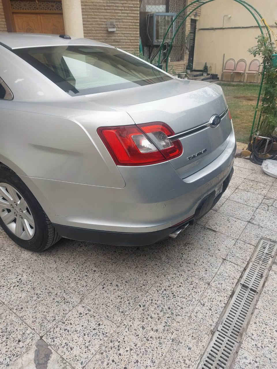 فورد تورس ٢٠١٠خليجي 
محرك جديد بالة 
تخم تاير تبريد قطعتين .حادثها جاملغ سكن مع الباب الامامية اليمنى. تبديل بالة فقط بدون داخل حدادية ٩٠% السعر90$ ومطلوب غرامة ٨ أوراق ينزل من سعرها .عندي وكالة عامة بالتحويل..رقم سليمانيه 
سياره نظيفة ونصبتها حلوه 
مكانها بغداد شهداء البياع 
تواصل واتساب...***********
