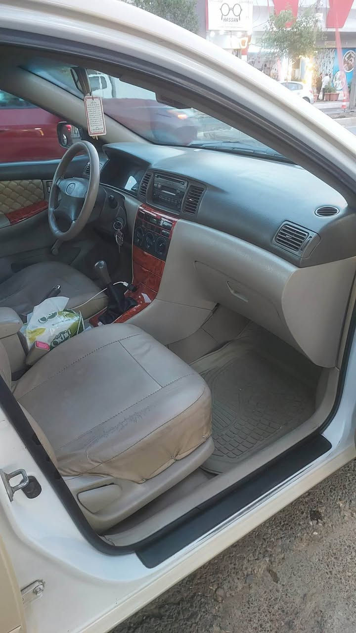 تەکسی بیکاشۆ 
مۆدیل 2005
سەیارەکە تەنها بۆنیتی ڕەشە 
گێر عادیە 
گێر و مەکینە و تەقەو رەقەی بە شەرت 
ژ.م *********** Singapore
