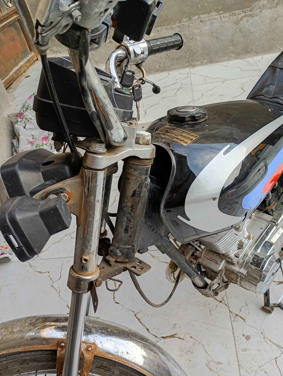 دراجه ايراني لبيع رقم اسود سنويه موديل 2007 دراجه معمره كله جديده السنويه ما اعرف راعيه وين دكه بل مرور يطونك ياه الدرجه محد يوكفك بشارع مكاني البصره دور الشرطه قرب المعارض السعر 800. قفل ***********
