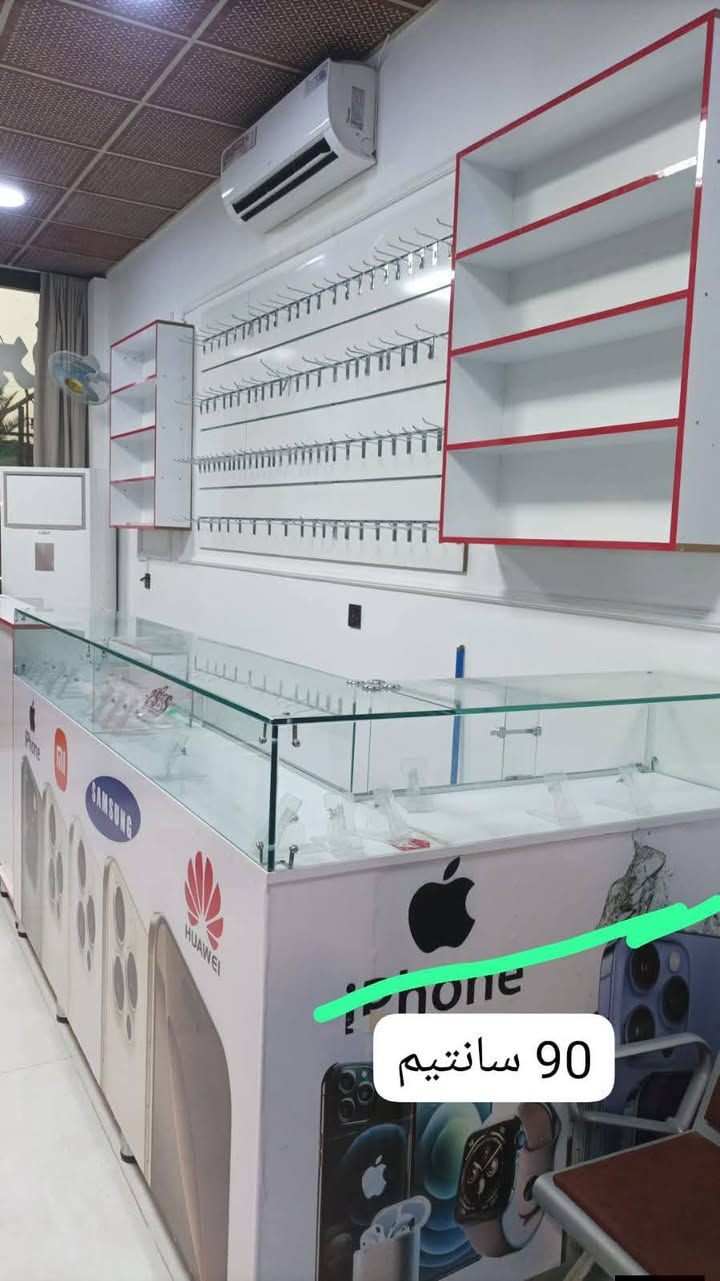 ميز جام مع فاترينات اكسسوارات.   للبيع بسعر مناسب جداً جداً ***********.   عنوانه النجف حي الوفاء
