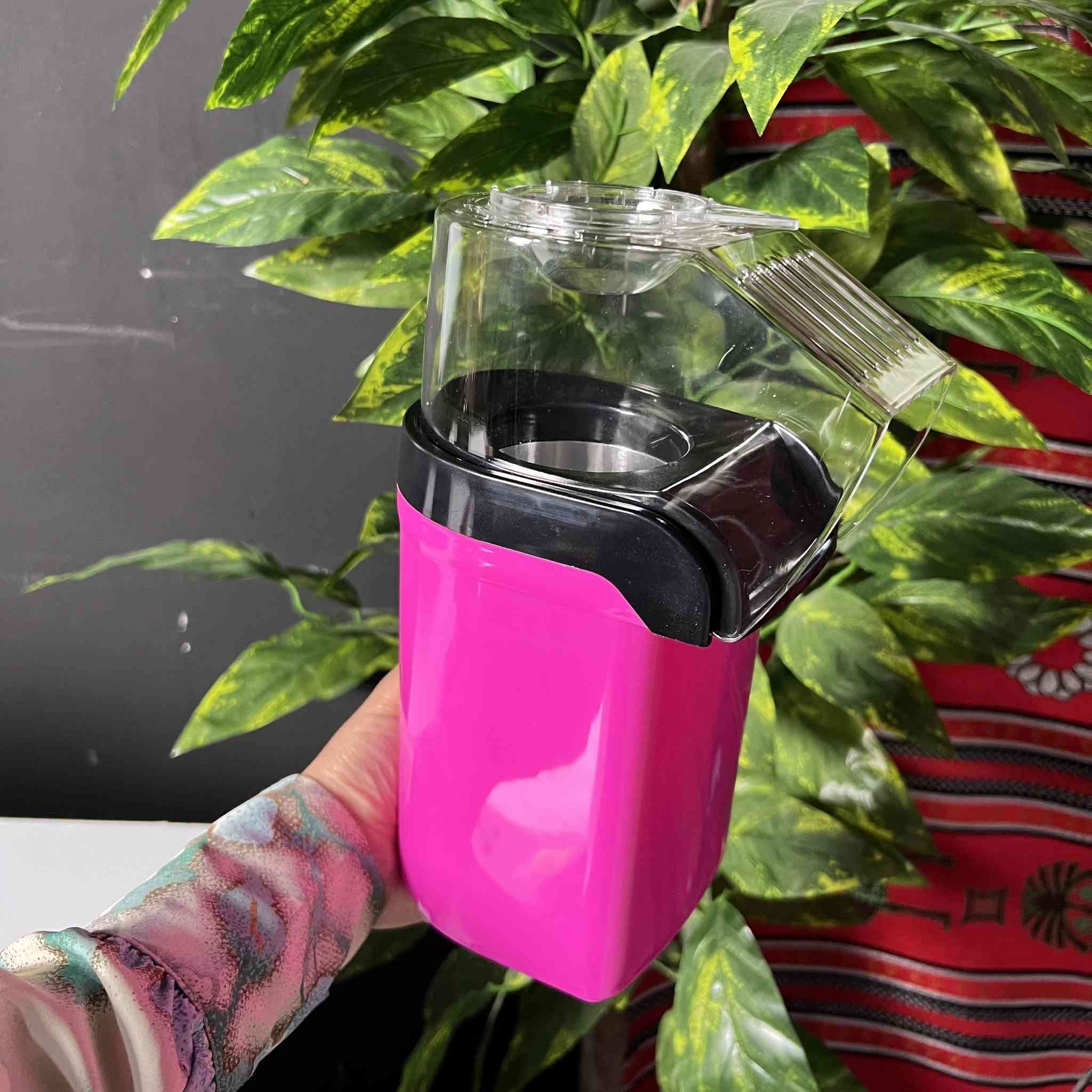 ماكينة فشار هوائية Bihart – Hot Air Popcorn Maker 220V

• استمتع بتحضير الفشار بسرعة وسهولة في البيت مع ماكينة الفشار الهوائية من Bihart بتصميم عملي ومناسب للاستخدام اليومي.

• تعمل بنظام الهواء الساخن لتحضير الفشار بدون الحاجة لوضع الزيت أو الملح أو الكريمة داخل الجهاز.

• مزودة بـ كوب قياس علوي لتعبئة الذرة بسهولة وبكمية محددة لكل مرة.

• تشغيل بسيط عبر مفتاح تشغيل/إيقاف واضح على جسم الجهاز.

• يتم وضع كوب واحد فقط من الذرة لكل مرة.

• يبدأ خروج الفشار بعد حوالي 3 دقائق من التشغيل.

• مناسبة لتيار 220V ومتوافقة مع تردد 50/60Hz، بقدرة 800–1200 واط.

• العلامة التجارية: Bihart
• اسم المنتج على العلبة: Hot air popcorn maker
• نوع التشغيل: ماكينة فشار بالهواء الساخن
• الفولتية: 220V
• التردد: 50/60Hz
• القدرة: 800–1200W
• القدرة (نسخة 220V): 1200W
• سعة الاستخدام لكل مرة: 1 كوب ذرة فقط
• مدة التحضير: حوالي 3 دقائق
• فاصل الاستخدام المتواصل: يُترك فاصل لا يقل عن 15 دقيقة بين التشغيلات المتتالية
• الاستخدام: داخلي فقط وفي مكان جاف

محتويات العلبة:
• ماكينة فشار هوائية
• غطاء علوي
• كوب قياس
• دليل استخدام (User Manual Book)


**إذا كنت صاحب هذا الإعلان وتريد حذفه لأي سبب، رجاءا أرسل رسالة إلى الدعم الفني**