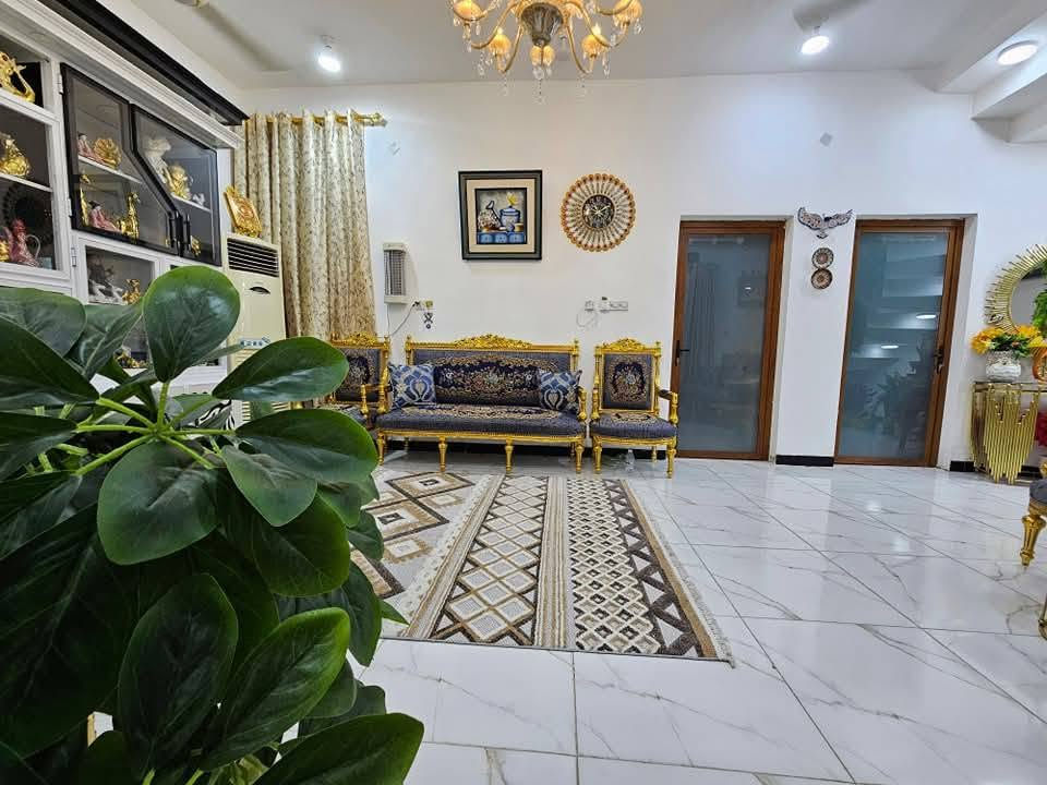 بسم الله الرحمن الرحيم
دار سكن للبيع في السماوه الصياغ زراعي
فرع الحسينية الباقيات الصالحات 
المساحه / ٢٠٠ متر طابق واحد بناءً ٢٣
يتكون من غرفتين واستقبال ومطبخ وصاله وصحيات داخليه وخارجيه
الدار امرتب كلش   وباقي التفاصيل مراجعة مكتب الاصالة للعقارات ***********
