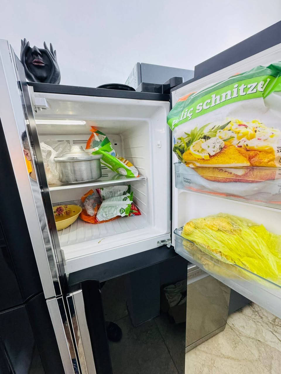 ثلاجة هيتاشي للبيع سعر قفل 500 مكلفة بلنشر للاستفسار الاتصال ***********
