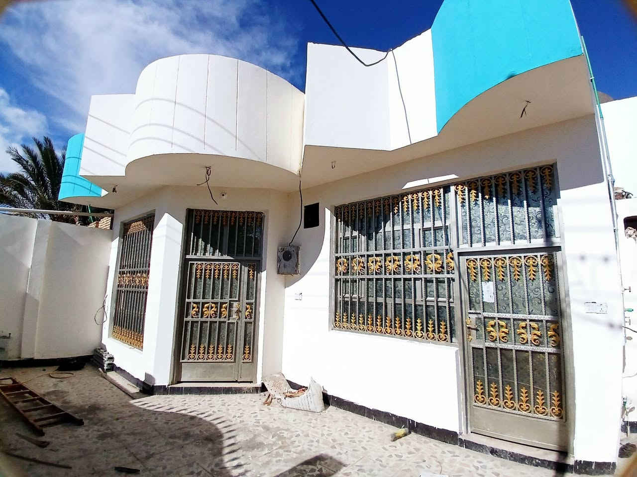 🏠 بيت : ملك صرف
🏠 مساحة : 230 متر

🏠 الموقع : قضاء الشافعية/ قرب السايدين بجهة صيدلية جنات النعيم / مقابل حديقة عامة 

🏠 بناء حديث : كونكريت درجة اولى 

🏠 سنة البناء : 2024

🏠  استقبال كبير + غرفتين نوم + مطبخ + صالة + صحيات داخليه وخارجية + صالة كبيرة في الطابوق العلوي 

🏠 شبابيك وابواب تزگام درجة اولى + درج دور كونكريت + ارضية بورسلين وتغليف الاستقبال حجر 

🏠 السعر 130 مليون وبي مجال للتواصل والاستفسار 

*********** او ***********
