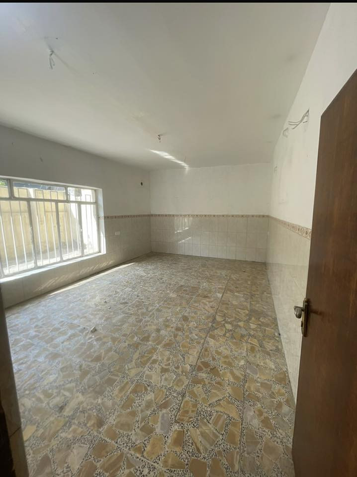 السلام عليكم دار للايجار يحتوي على ثلاث غرف نوم وصاله وحولي ومطبخ وخدمات موقعه الشرطه الخامسه الدار جاهز للسكن للاستفسار الاتصال على الرقم ‭ ‭٠٧٧٢ ١٠٦ ٣٩٧٨‬
