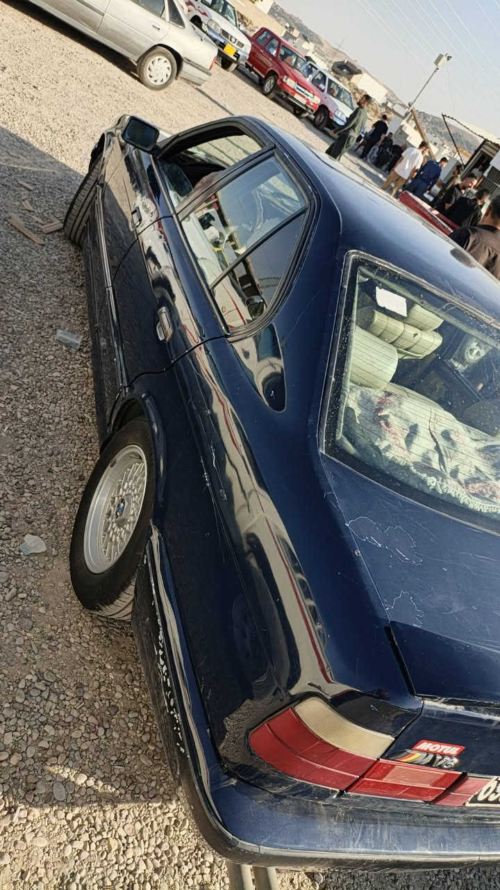 بەناوی خوای گەورە BMW525 مۆدێل 1992  بیلاد ئۆتۆماتیک 
ڕەنگ نیلی ئاڕم پلاستیک سلێمانی 
پێش و دوا کەپس بێ لێدران 
چوارتایەی لۆک تازە بۆی بەستراوە 
گێڕو مەکینە بەشەرت 
ناونیشان چەمچەماڵ 
نرخی 30 گەڵاو مامەڵە 
*********** 
***********
