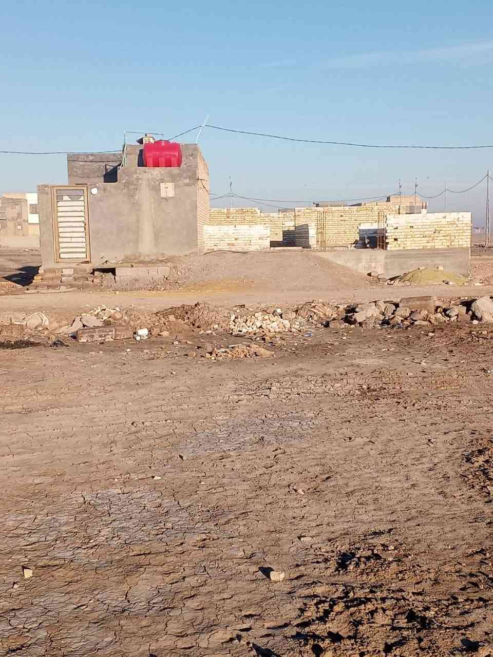 هيكل للبيع بالجزيرة واصلة خدمات بيه غرفة ومطبخ وصحيات كاملات وباقي البناء كما موضح بالصورة للأستفسار الاتصال على الرقم *********** او مراجعة المكتب / الصوب الكبير شارع الجسر مقابل مجمع ستار
