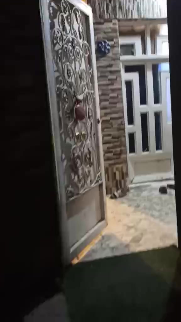 بيت بحي الجامعه بالنجف كوون كريت صب عله ساحه جبيره البيت 100متر بال 29 مقابيل 28 يتكون من استقبال يطل على الصاله يعني دفتري ومطبخ وغرفه ومكشوفه وحمام داخلي وخارجي و هاذه الطابق الارظي والطابق الثاني يتكون من غرفه جبيره وصاله جبيره وحمام وصطح السعر 210مليون اوبيه مجال للأستفسار رقم صاحب الدار***********
