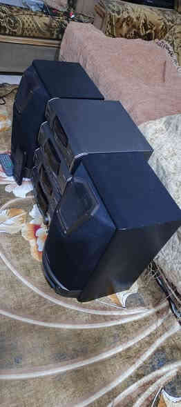 السلام عليكم .
سيستم تكنكس ياباني اصلي بمواصفات حديثة من الموديلات القليلة التي انتجتها شركة تكنكس العالمية في عام 1998
كهرباء ٢٢٠ فولت . 120 واط .
مع 2 ريموت للتحكم نظافته جدا جدا ممتازة  وشغال بالكامل
مضمون ان شاء الله من اي ضرر او عطل .
يشغل 5 سماعات نظام مسرحي او سماعات عادية بنظام الاستيريو ..يتكون من ٤ طوابق .
 المواصفات ..
مشغل الاقراص   CD .  
دبل كاسيت مسجل . اثنينهم قلابات يشتغلن وجهين بصورة ممتازة .
راديو باحث FM + AM .
2 فتحة لبط لاقط مايكرفون مع التحكم بالصوت
2 اواكس مضخم صوت لربط اي شي تريد تربطه
 عالجهاز ..مع خاصية ايكولايزر للتحكم بالصوت و تقسيم للسماعات لنظام الاستيريو والنظام المسرحي و تحكم بتضخيم البيز .+ نشرة للصوت في الواجهة ..الجهاز رائع و ممتاز بمعنئ الكلمة لليريد سلعة نظيفة للبيت و شغالة بالكامل .
الجهاز للبيع انا مكلف بيه من احد الاخوة .
السعر 150 الف نهائي رجاءا رجاءا ..للاستفسار او المراسلة موجود خاص او *********** البصرة
موجود توصيل شركة .
