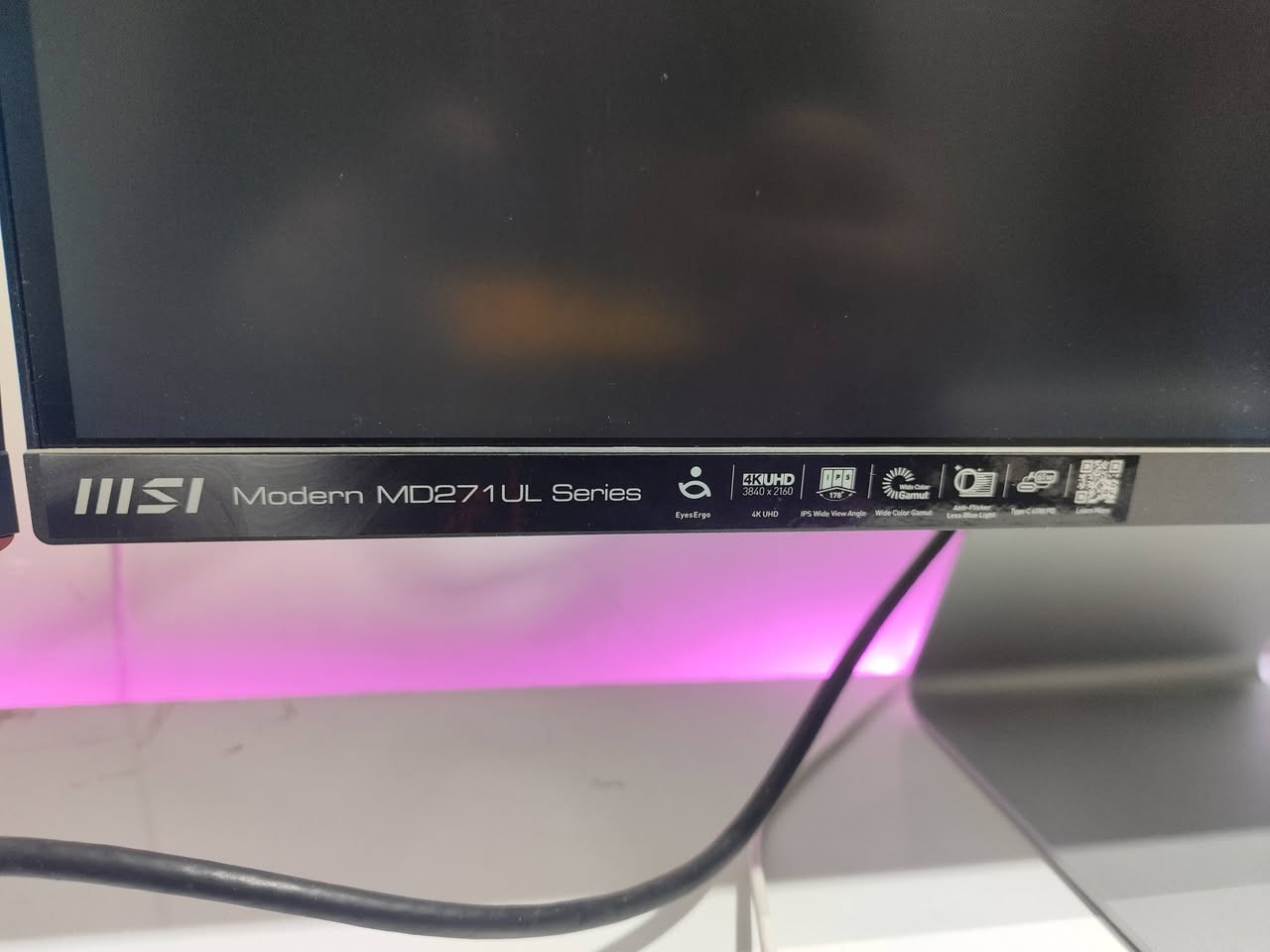 شاشة msi 4K (60hz) مواصفاتها عالية بالالوان جدا ونظيفة 100% وياها كارتون مالتها سعرها 375 الف 
***********
