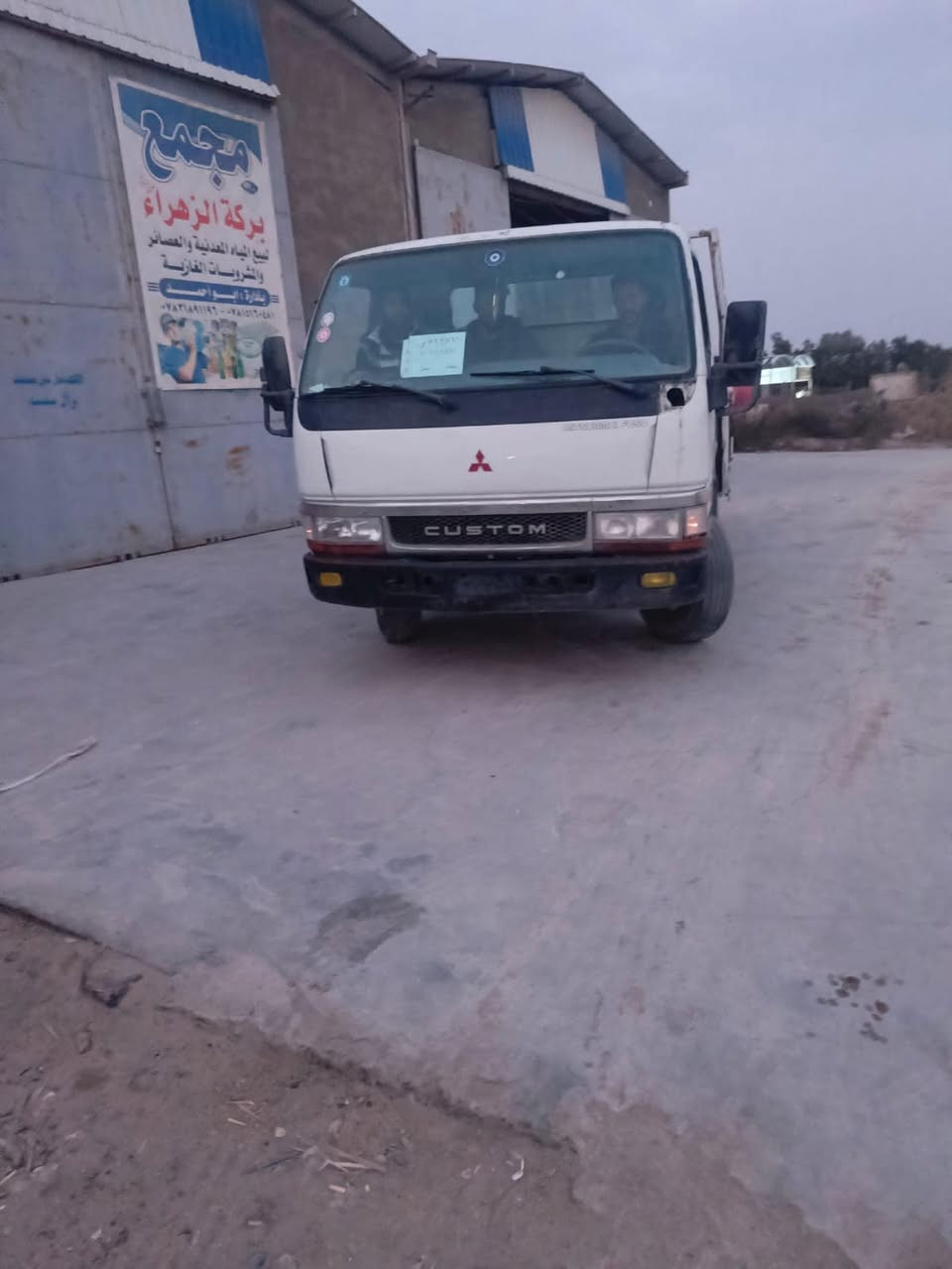 السلام عليكم 
كنتر مستبوشي للبيع 1997 
السياره نضيفه وحلوه ( محور) 
طول البدي 4 أمتار ونص للأستفسار اكثر ***********
المكان ناصريه
