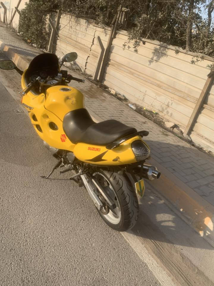 السلام عليكم
دراجه ساسوكي بطح نوع gsxf كفاله عامه ماشيه 35 الف دراجه جديده جدا موديل 2004 محرك حجم
‏750cc السعر20 ورقه وبيها مجال 
للاتصال ***********
