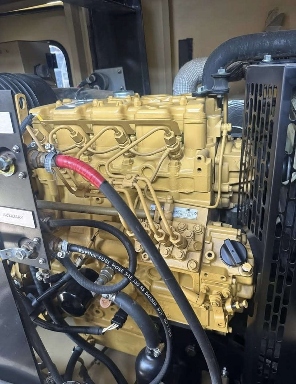 السلام عليكم
للبيع مولد نوع بيركنز بزون انكليزي اصلي كتربلر 
كاتم عالي٩٠٪؜ محرك بزون ٤سلندر برغي ما مفتوح بي
خزان ٥٠٠لتر توليد لوري سومر حديث 20كيفي ثري فيز بلادي
المولد موديل حيث شرط وضمان شغل مستعمل قليل جداً
منضومة حماية بلادي برودكشن نوع باورويزر اخر اصدار
فول حماية اطفاء وتشغيل ذاتي (اوتو) مع ATSبلادي
للأستفسار//*********** مهيمن
العنوان//بابل-الشوملي-سريع البصره
متوفر توصيل 🚚 الى جميع المحافظات
