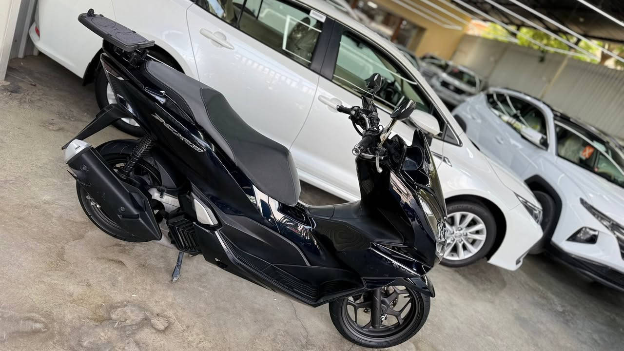 ملكي وفاخر (يركز على اللون والأناقة)

الفخامة حبرها غامق! 😉🔥

للبيع: Honda PCX الجيل الرابع، باللون الحبري الملكي المميز اللي يتغير مع الإضاءة ويعطيك هيبة وين ما تروح.

الدراجة بقمة النظافة، تصميم هجومي حديث، راحة تامة بالقيادة، واقتصادية وعملية لأبعد حد.

الجيل: الرابع (أحدث المواصفات والتقنيات).

وكالة اليابان شاصي KF

اللون: حبري (كحلي غامق) مميز جداً.

الشراي يتفضل الخاص أو يتصل على الرقم: [***********] 📞
طق بنزين واطلع، ما تحتاج برغي واحد! 💨
