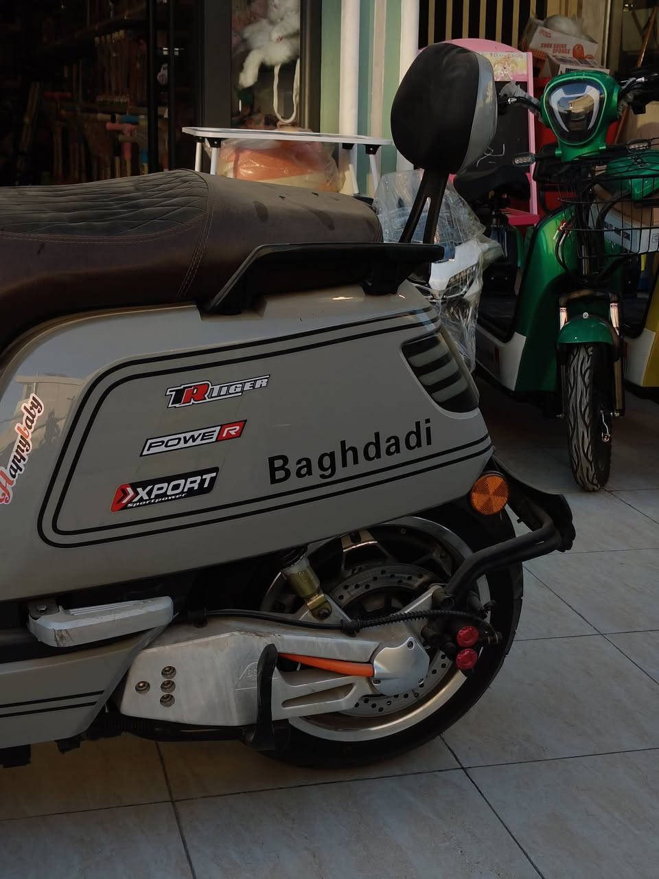 سلام عليكم دراجه كاسحه شحن للبيع موديل 2026 سرعه 120 حقيقي ست بطاريات نضافه فول وبيه  نضام بك لوره وبعد هواي مواصفات بيه تجي وشوفه سعر مليون و 200 عنوان سماوه تقاطع ال باني *********** رقم
