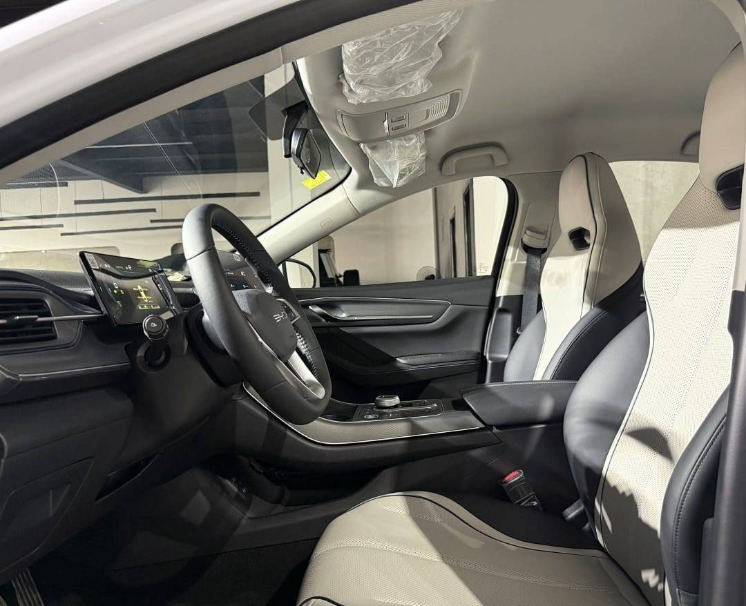 *BYD DESTROYER 05 DM-i*
2025 Zero
بي واي دي ديستروير زيرو .

تقطع مسافة : 1200 كم بالفل 
صندوق الأمتعة:248 لتر 
سعة المحرك :  1500cc 
سعة خزان الوقود : 48 لتر 
حجم البطارية : 8.3 KWH 
تقطع مسافة : 55 كيلو في شحنة 
حجم المحرك الكهربائي : 132 KWH 
عزم الدوران : N.M 316 
التـسـارع مـن 0 إلى 100 كــم/س : 6.9 ثواني فقط 
عدد الأحصنة : 179 HP 
نوع البطارية : بليد 

المواصفات : 
-✅كراسي جلد 
-✅جنط بحجم 16 إنش 
-✅كاميرا خلفية 
-✅نظام التشغيل عن بعد 
-✅نظام الدخول الذكي
-✅هاند بريك كهربائي ) 𝐇𝐎𝐋𝐃 𝐀𝐔𝐓𝐎) 
-✅اوامر صوتية للتحكم بالسيارة 
-✅حساس مطر
-✅شاشة بحجم 12.8 إنش 
-✅شاشة العدادات 10.25 إنش 
-✅عدد السماعات 12 
-✅عجلة القيادة جلد
-✅زجاج ملون
-✅حساسات خلفية
-✅نظام الضوء النهاري
-✅تحكم كهربائي بالمرايا الجانبية


**إذا كنت صاحب هذا الإعلان وتريد حذفه لأي سبب، رجاءا أرسل رسالة إلى الدعم الفني**