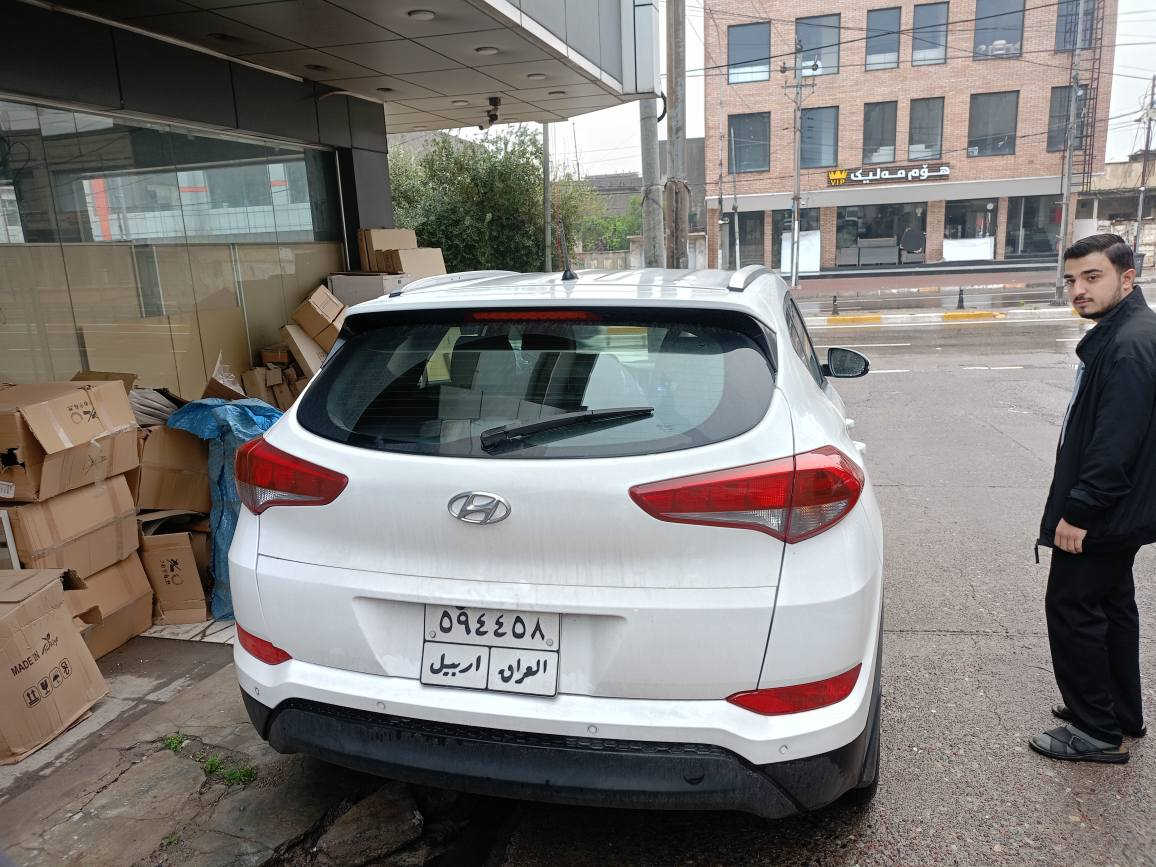 هۆندای تۆکسۆن 2016 سەیارەکە خاوینە گێر و مەکینەو کارەبایاتی بشەرت بێ تەقەو رەقە کەمێک قلەم کاری هەیە دوو  پارچەی سبوغە (یەک دەرگای پشتەوە لەگەڵ سندوقی ) واتا پێشی سەیارەکە کەپسە 220 هەزار رۆوشتووە شوێن هەولێر 
*********** (Whats up) أربيل, العراق
