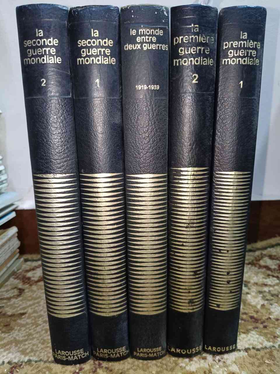 للبيع مجموعة موسوعات تاريخية نادرة وفاخرة باللغة الفرنسية من إصدار دار Larousse العريقة بالتعاون مع Paris-Match، 
تتكون المجموعة من 5 مجلدات ضخمة مجلدة تجليداً فخماً باللون الأزرق الداكن والنقوش الذهبية المميزة 
تغطي الموسوعة بالتفصيل: الحرب العالمية الأولى بمجلدين، فترة ما بين الحربين (1919-1939)، والحرب العالمية الثانية بمجلدين.
الكتب غنية جداً بالصور الأرشيفية النادرة، الخرائط التاريخية، والرسومات التوضيحية الحربية العالية الجودة (كما يتضح في الملفين 
الحالة العامة للمجلدات ممتازة ونظيفة جداً، وتعتبر تحفة مثالية لهواة جمع الكتب التاريخية القديمة والمكتبات الفاخرة.
السعر المطلوب للمجموعة كاملة: 2500ج


**إذا كنت صاحب هذا الإعلان وتريد حذفه لأي سبب، رجاءا أرسل رسالة إلى الدعم الفني**