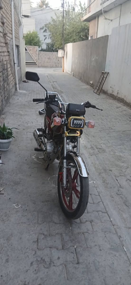 سيفان للبيع ٢٠٢٢
سعرها ٤٥٠ 
بيها ورقتين
دراجه خير من الله مكينه خرسه كامله من كل شي مكاني خرنابات 
***********
