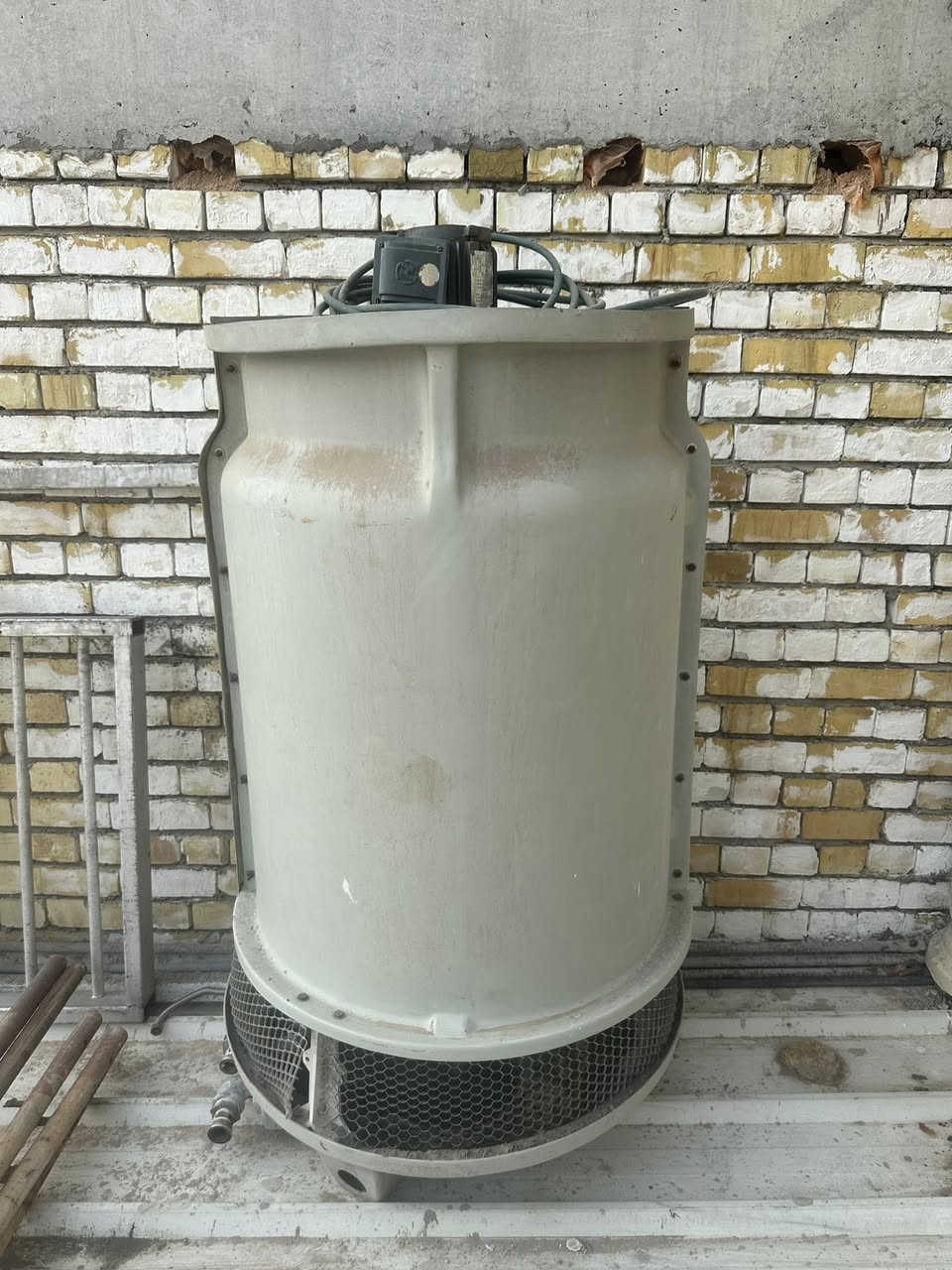 معروض للبيع مجموعة معدات احترافية (إيطالية المنشأ) بحالة ممتازة وجاهزة للشغل فوراً:
1️⃣ براد عرض آيس كريم (Showcase):
• الشركة المصنعة: ISA (إيطاليا 🇮🇹)
• الموديل: Millennium
• السعة: تتسع لـ 18 بلانك (حوض آيس كريم).
• الميزات: دبل كمبريسر (Double Compressor) لأداء تبريد قوي وعالي الكفاءة، مع تصميم عصري لعرض جذاب.
2️⃣ جهاز بسترة (Mixer):
• الشركة المصنعة: Technogel (إيطاليا 🇮🇹)
• الموديل: Mixtronic 110
• الوصف: غني عن التعريف، الأفضل لبسترة وخلط المزيج بدقة.
3️⃣ برج تبريد (Cooling Tower):
        •  برج تبريد (شلال): لضمان كفاءة تبريد المكائن (السوفت، العوارض، ومكائن الـ DS).
📍 الموقع: بغداد
📞 للتواصل والاستفسار (اتصال أو واتساب): ***********
