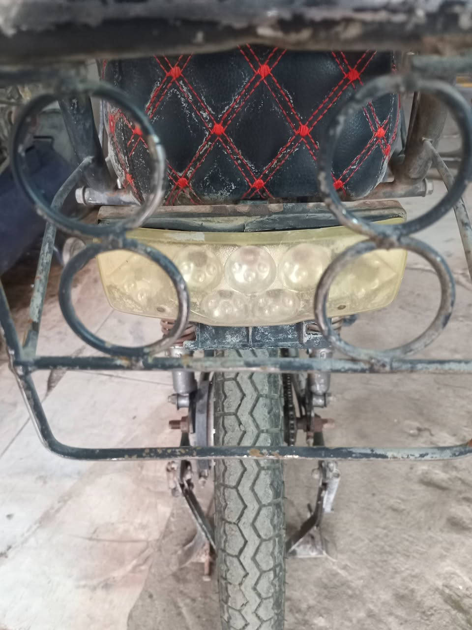 السلام عليكم دراجه شحن للبيع جديده تايرات جدد كلش جديد بس نقص بطاريات هيه بيه بطاريات بس تعبانه بطارياته سعر 100 وبيه مجال استفسار خاص او رقم ***********
