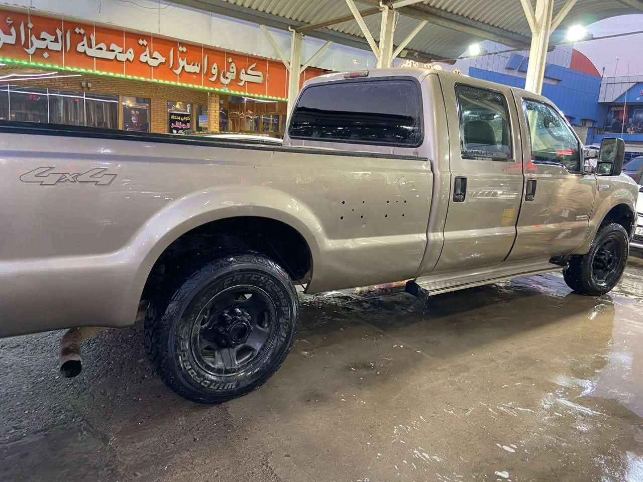 السلام عليكم 
فورد 350 للبيع  موديل ٢٠٠٧ رقم شمالي بسمي كاز مكنه جديده ستوه شدينه كير كديد حداديه جديده تخم تاير السياره جهزه من كلشي السعر ٦٥ العنوان البصره *********** تصال
