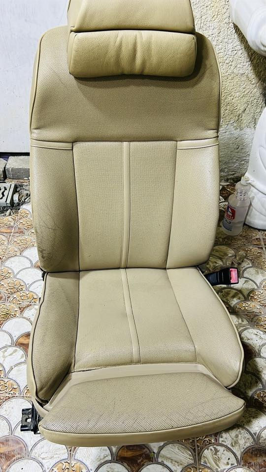 السلام عليكم غراض باخره لبيع                          ماعندي مكان الهن
كشنات فول حاويه فقط
مكينه 50 حاويه 
درع مكينه حديد وبلاستك 
مكاني الكوت 
***********
