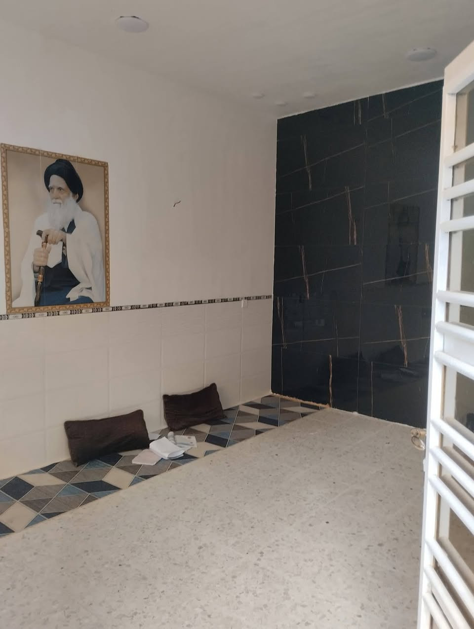 بيت 100متر للبيع يحتوي ثلاث غرف نوم واستقبال ومطبخ وسطح امامي وخلفي عنوانة بغداد الامين معسكر سكينة قريب عل قنا الجيش جنس الأرض توزيع الهلال الاحمر منطقا كاملا متكاملا ماعدا التبليط البيت بي مكاتبة فقط وبي معاملة مال طابو  بناء كلة جديد طابوق درجه اولى رقم‏‪‏‪***********
